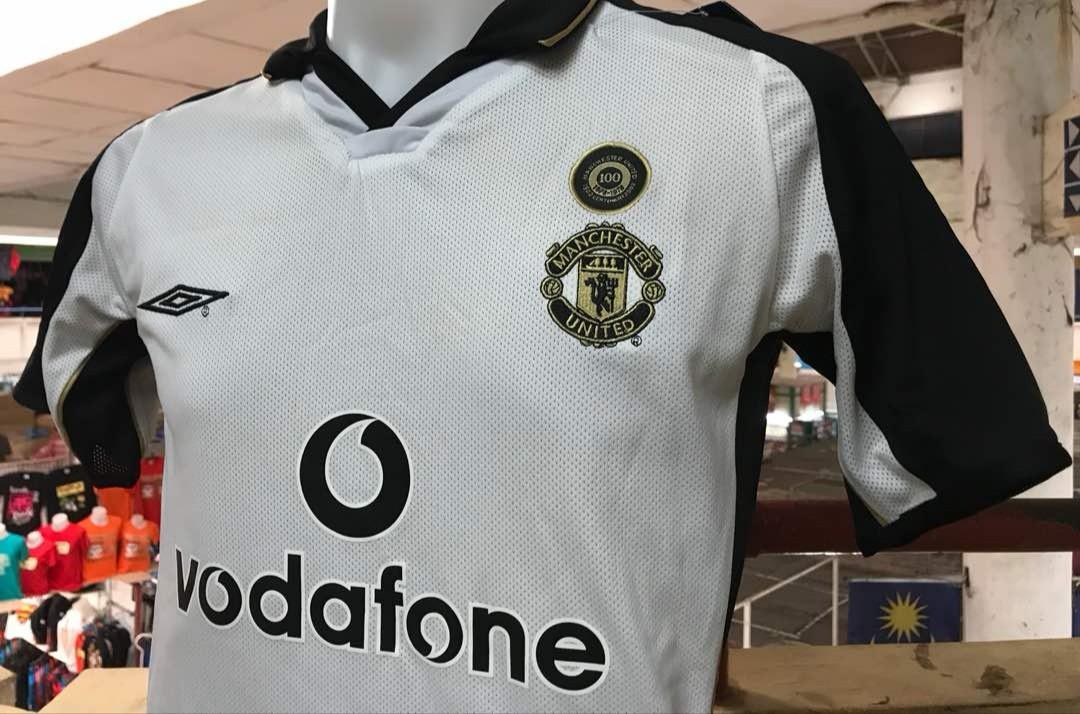 Preorder 2001 02 Manchester United Reversible Kit Sports Sports Apparel On Carousell