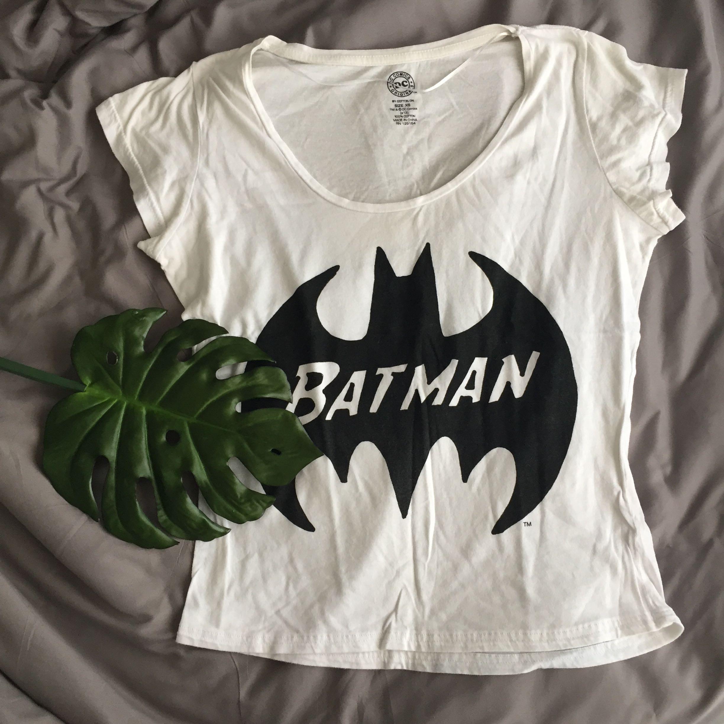 Batman graphics tee (Category: Shirts) located in Kuala Lumpur. Submitted by cs_wardrobe (Listing ID 190884134, Image 1). Description: Just wanna clean up my wardrobe 🙋🏻‍♀️.