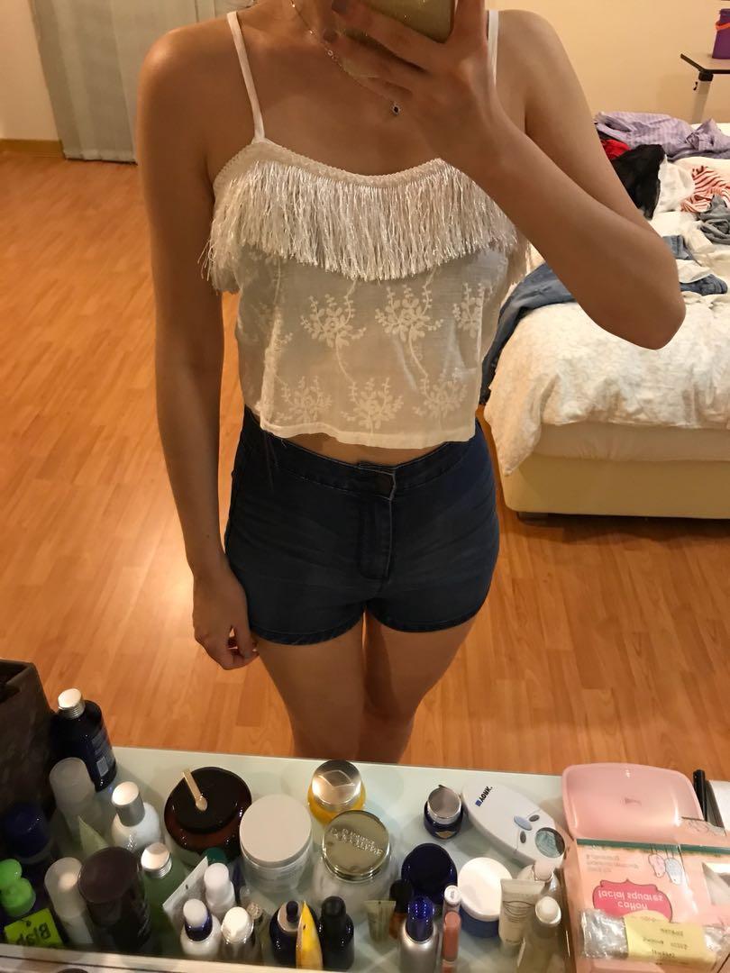 Crop top (Category: Sleeveless) located in Kuala Lumpur. Submitted by happieg (Listing ID 190814016, Image 1). Description: Worn once Very new Brought in Taiwan I’m uk8 Fit uk6 to uk8.