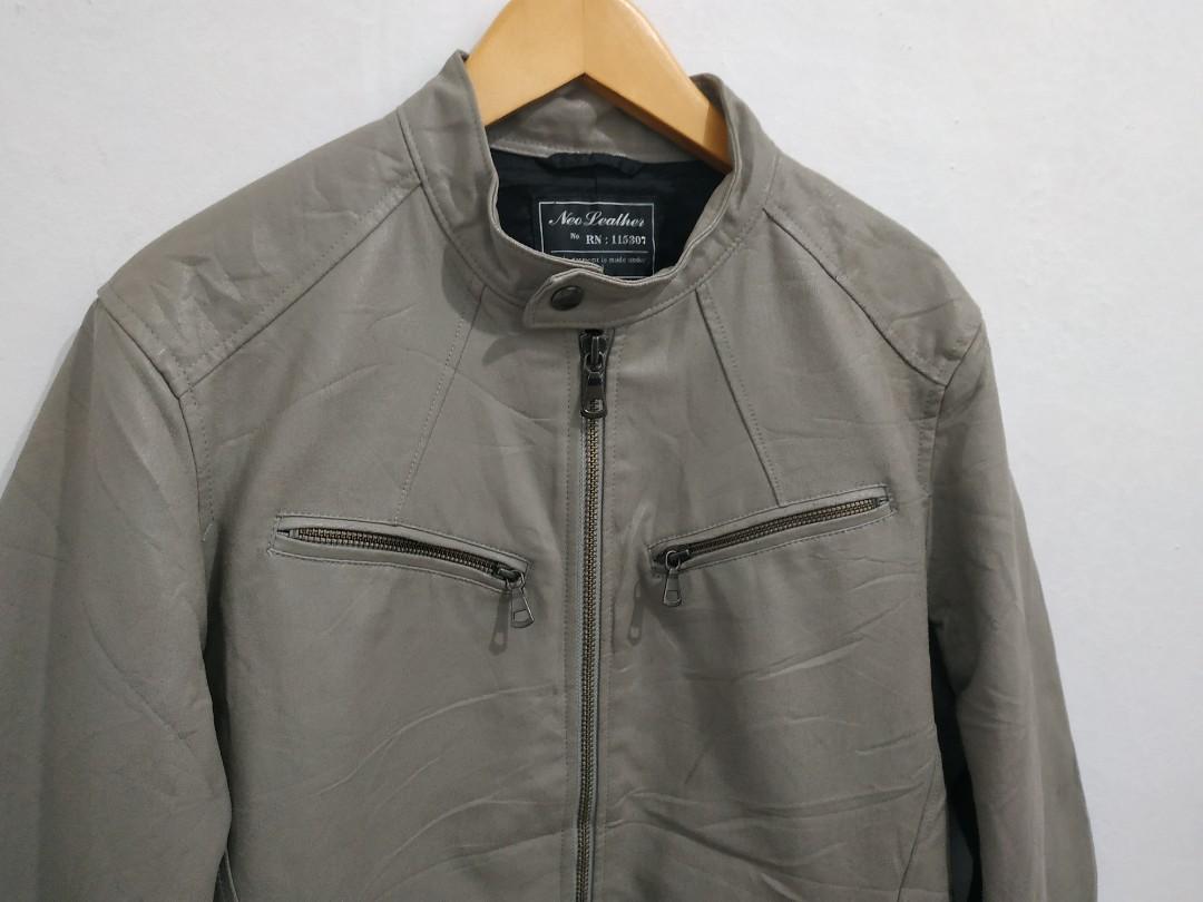 Jaket kulit uniqlo Fesyen Pria Pakaian Baju Luaran di Carousell