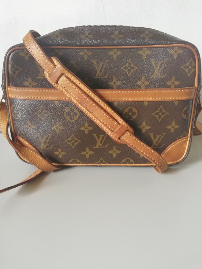 Louis Vuitton Bag Sling Bag - 7 For Sale on 1stDibs