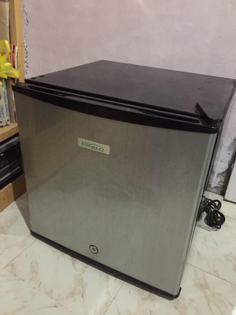 Everest Personal Refrigerator 1 8 Cu Ft Tv Home Appliances Kitchen Appliances Refrigerators And Freezers On Carousell