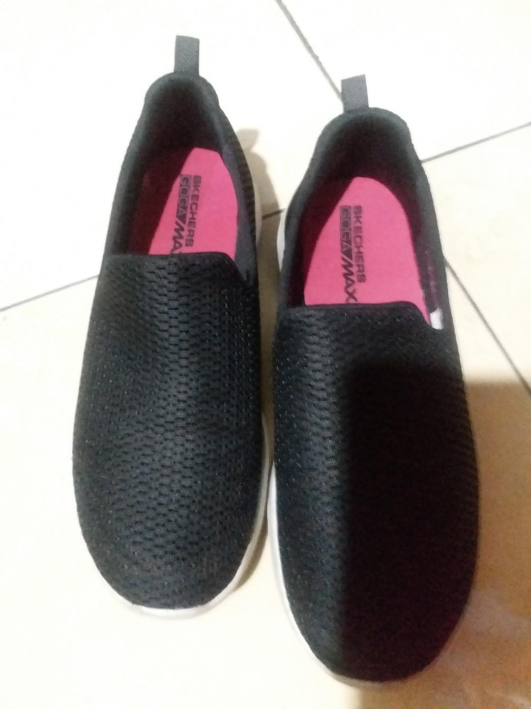 skechers hitam