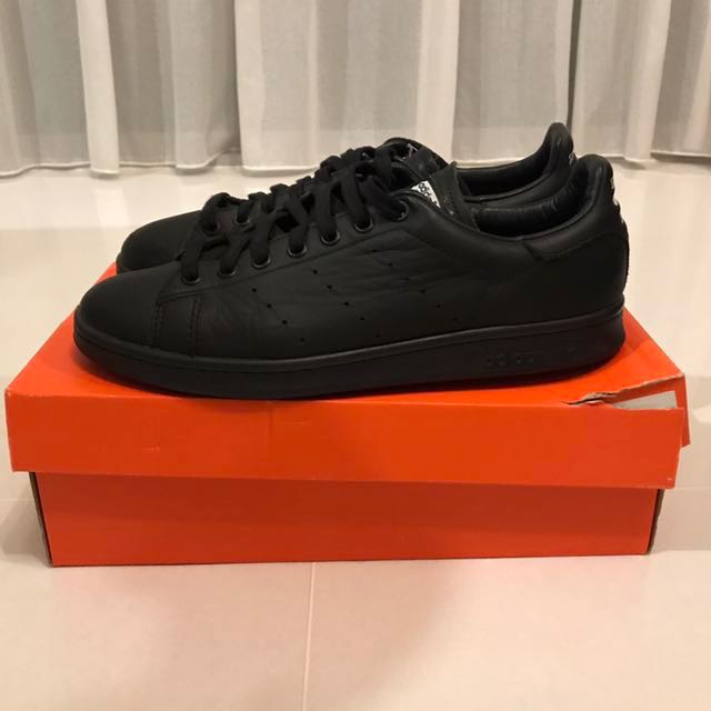 Adidas stan smith human race top