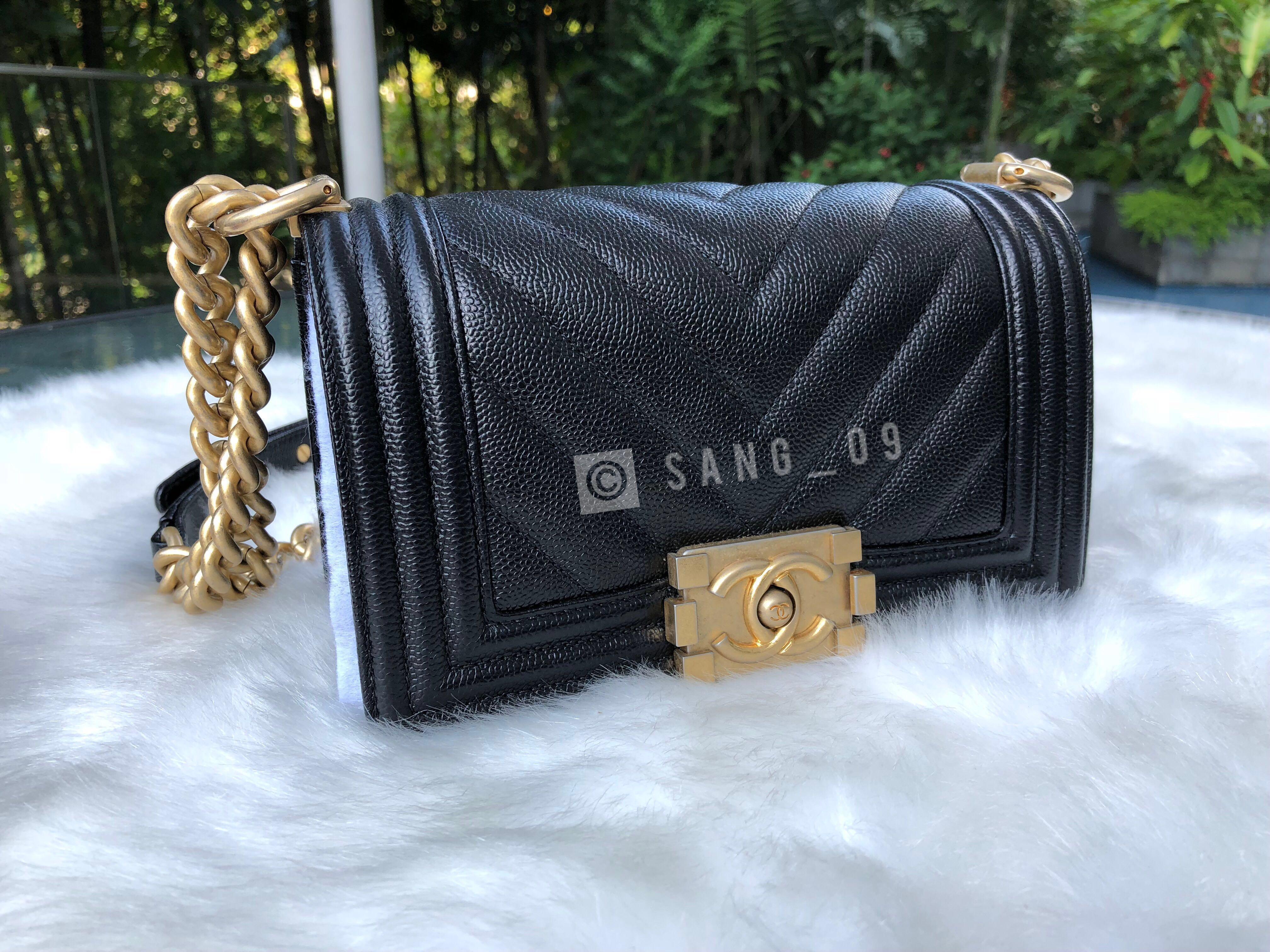 AUTHENTIC Chanel Caviar Chevron Quilted Small Boy Flapy Black in Aged Gold  Hardware, Luxury, Bags & Wallets on Carousell