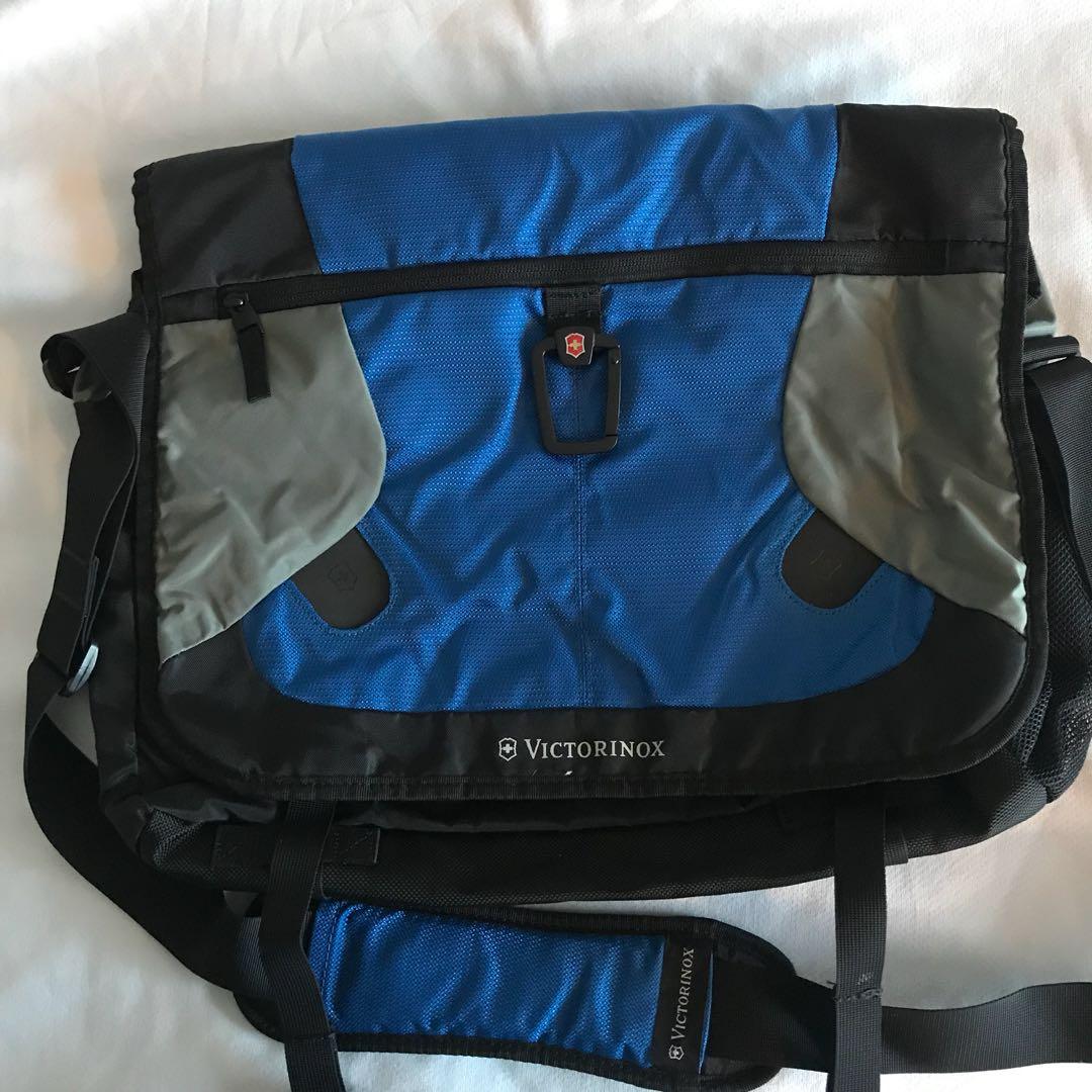 victorinox messenger