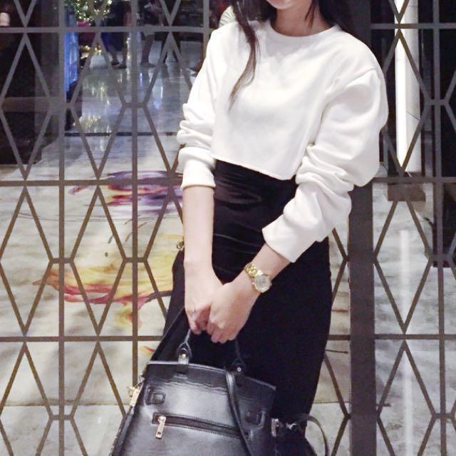 Cropped white pullover ACCEPTING RESELLERS (Category: Others Tops) located in Taguig. Submitted by prfrialde (Listing ID 146170605, Image 1). Description: .