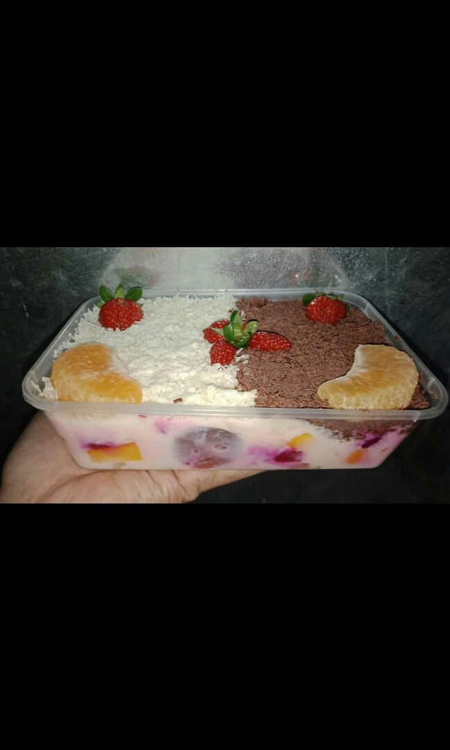 Salad Buah Segar Toping Keju Coklat Oreo Strawberry Cup 650ml Makanan Minuman Kue Kue Di Carousell