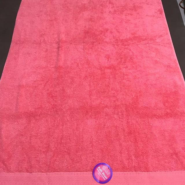 Beach Towel (Category: Bath) located in Pasig City. Submitted by simplyvers (Listing ID 128799009, Image 3). Description: Size: XLarge Color: Peach .