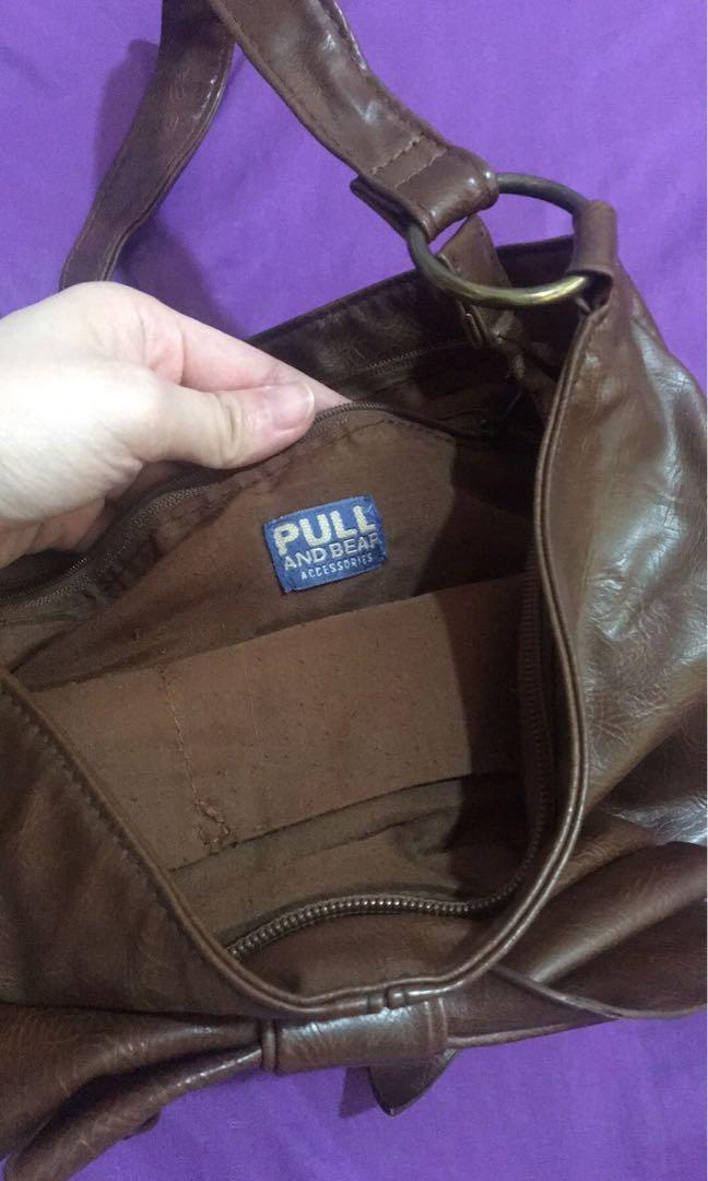 Pull & Bear Bag (Category: Cross-body Bags) located in Manila. Submitted by vanivanilla (Listing ID 191908168, Image 2). Description: Shoulder Bag with adjustable strap.