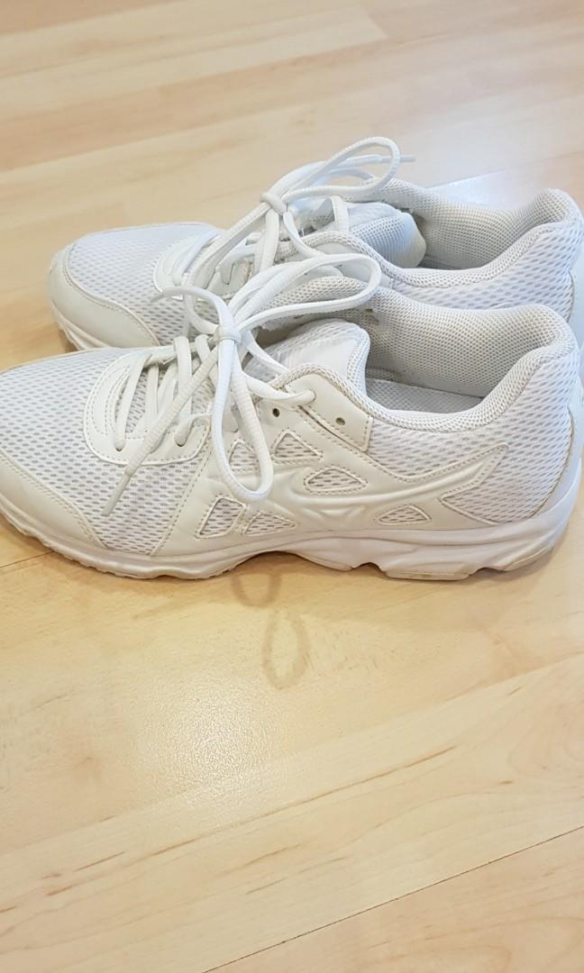 mizuno white shoes