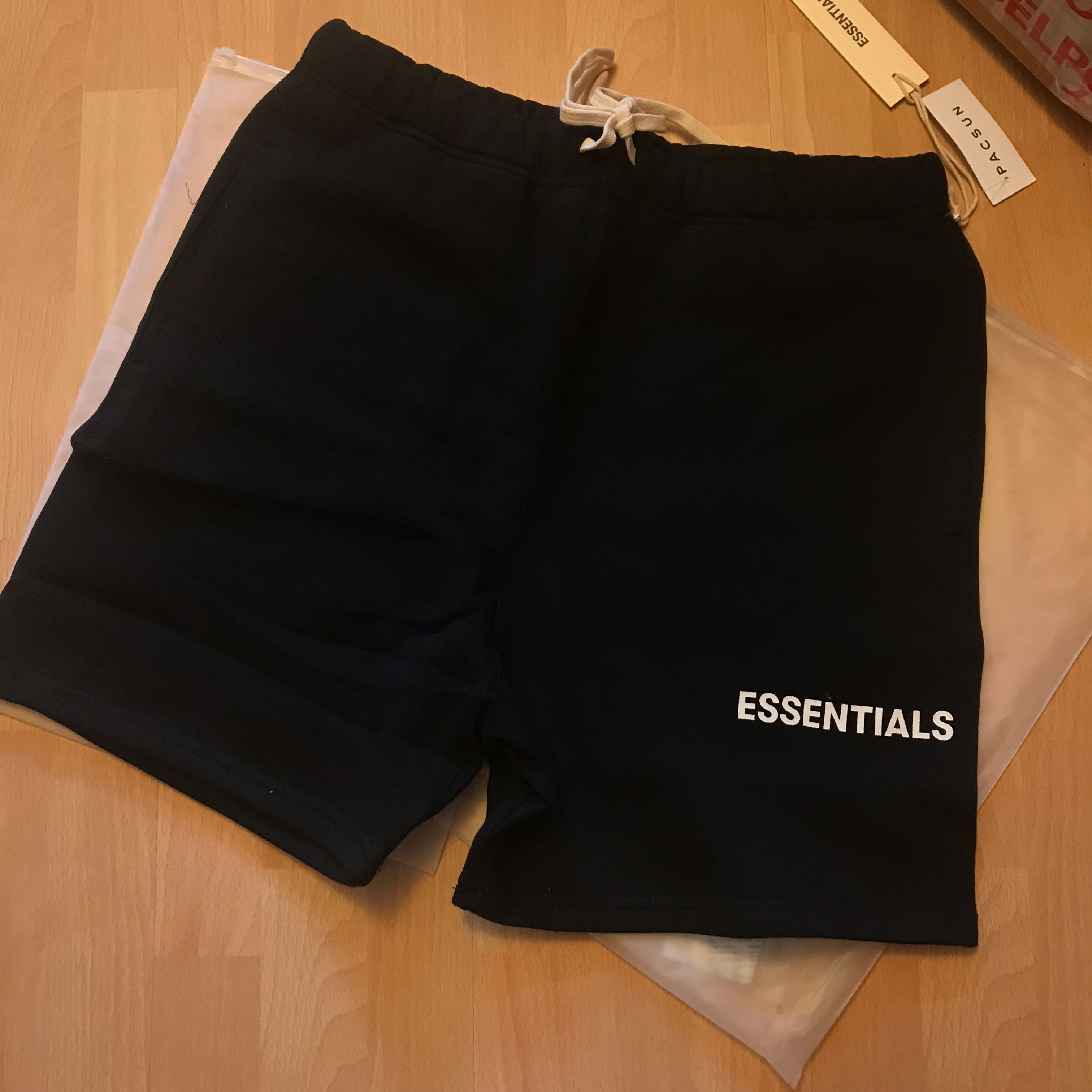 FOG Essentials Graphic Sweat Shorts, 男裝, 褲＆半截裙, 短褲- Carousell