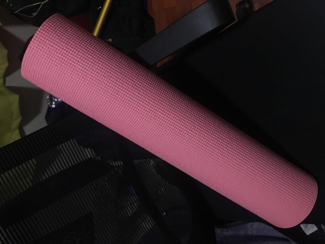 Yoga Mat (Category: Activewear) located in San Mateo. Submitted by everythingnice09 (Listing ID 191921709, Image 1). Description: never used.