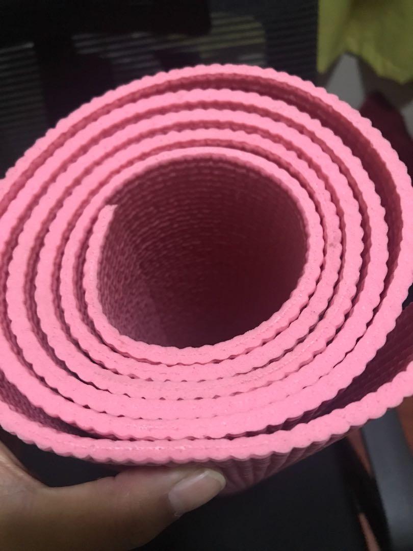 Yoga Mat (Category: Activewear) located in San Mateo. Submitted by everythingnice09 (Listing ID 191921709, Image 2). Description: never used.