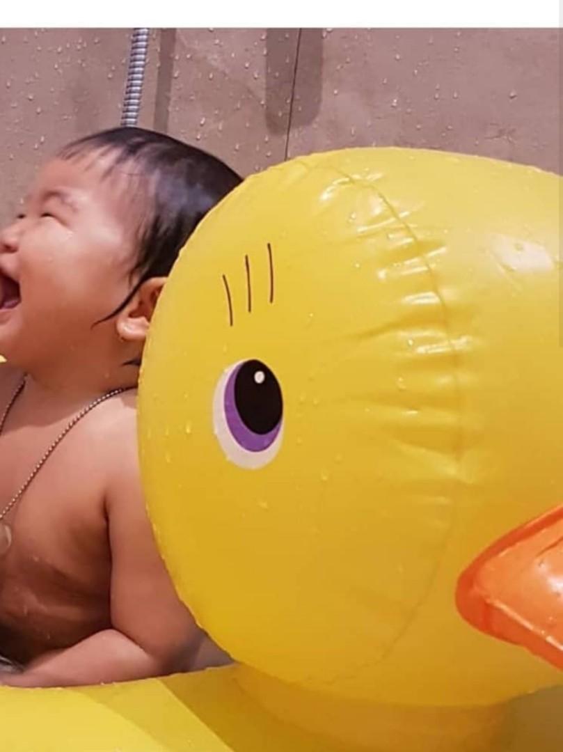 Bathtub Bayi Munchkin Safety Duck Tub Bebek Travel Tempat Mandi Bayi Ban Tiup Bayi Anak Lainnya Di Carousell