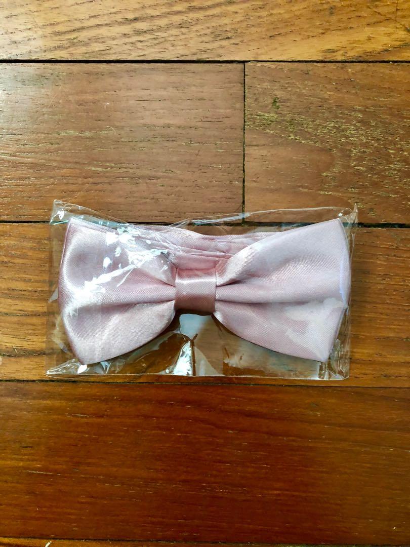 Bow Tie (Category: Ties) located in Singapore. Submitted by brightriver_567d63 (Listing ID 192192421, Image 1). Description: Brand new bow tie in original packaging. Colour is light pink..