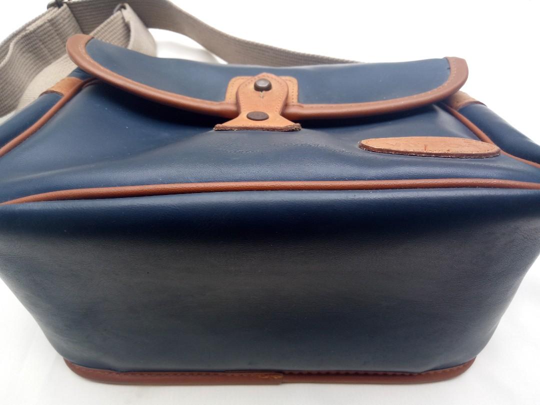 CANON VIDEO I BAG (Category: Camera Bags & Carriers) located in Manila. Submitted by 52sundays (Listing ID 192119678, Image 3). Description: CANON VIDEO I BAG Length: 8.5 inches = 22 cm Width: 4.5 inches = 12 cm Height: 6 inches = 15 cm Strap: Adjustable ***FLAWS: Need some cleaning on metal strap, a little bit rusty. Shipping c/o buyer..