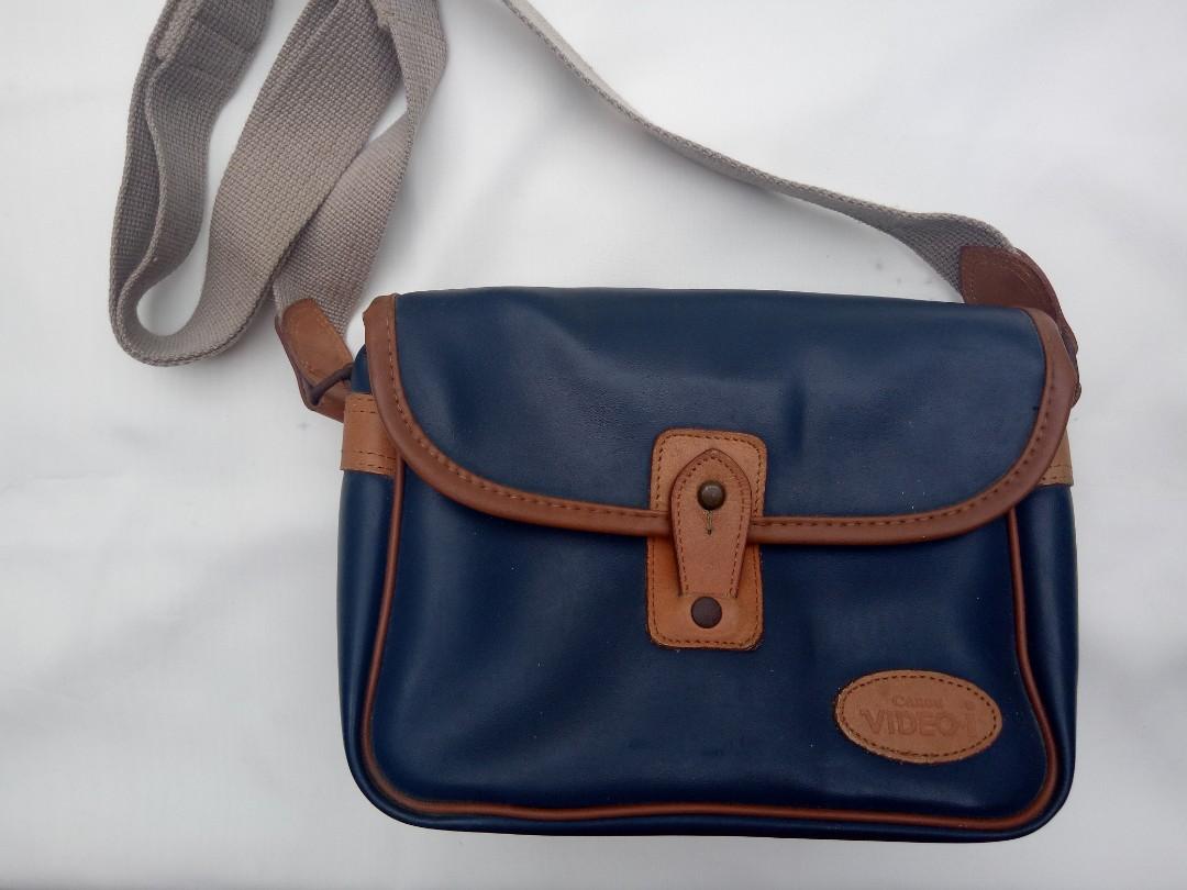 CANON VIDEO I BAG (Category: Camera Bags & Carriers) located in Manila. Submitted by 52sundays (Listing ID 192119678, Image 1). Description: CANON VIDEO I BAG Length: 8.5 inches = 22 cm Width: 4.5 inches = 12 cm Height: 6 inches = 15 cm Strap: Adjustable ***FLAWS: Need some cleaning on metal strap, a little bit rusty. Shipping c/o buyer..