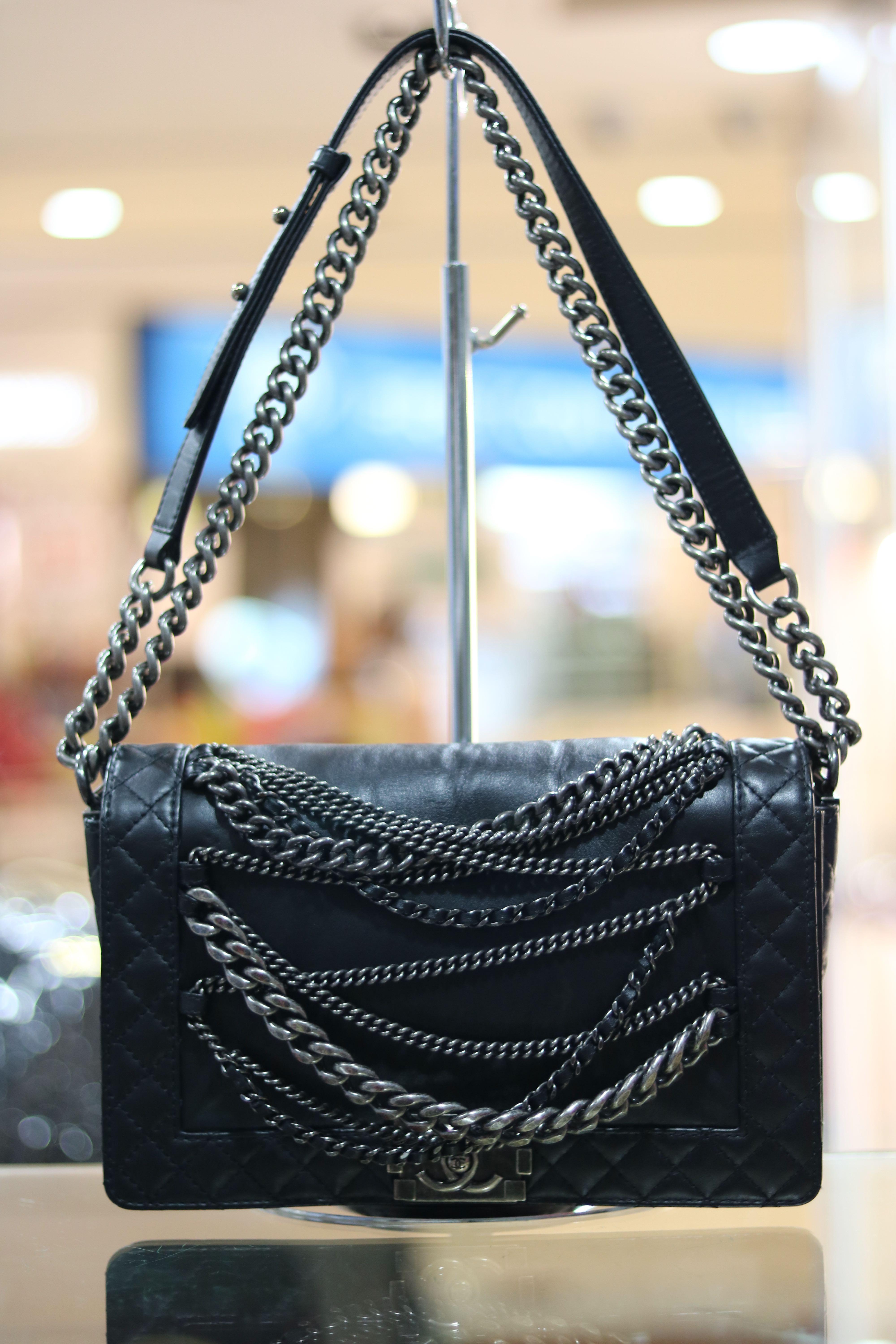 Chanel enchained 2025 boy bag