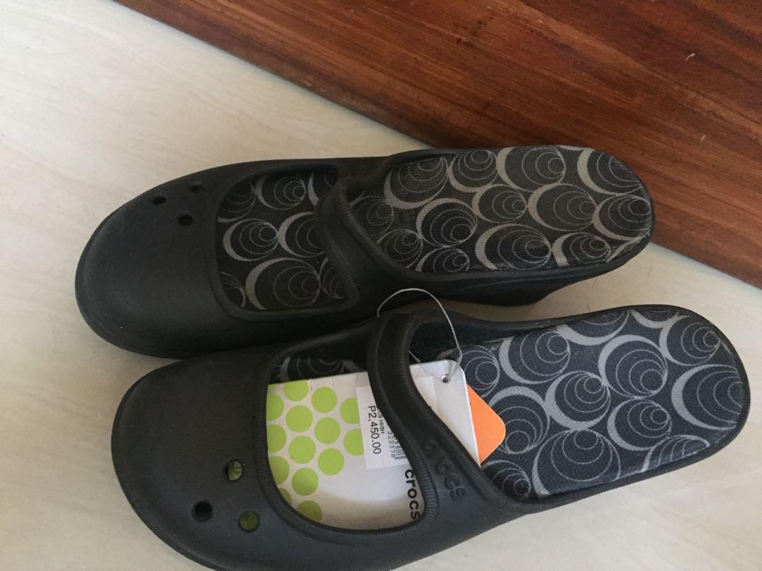 wedge crocs with fur