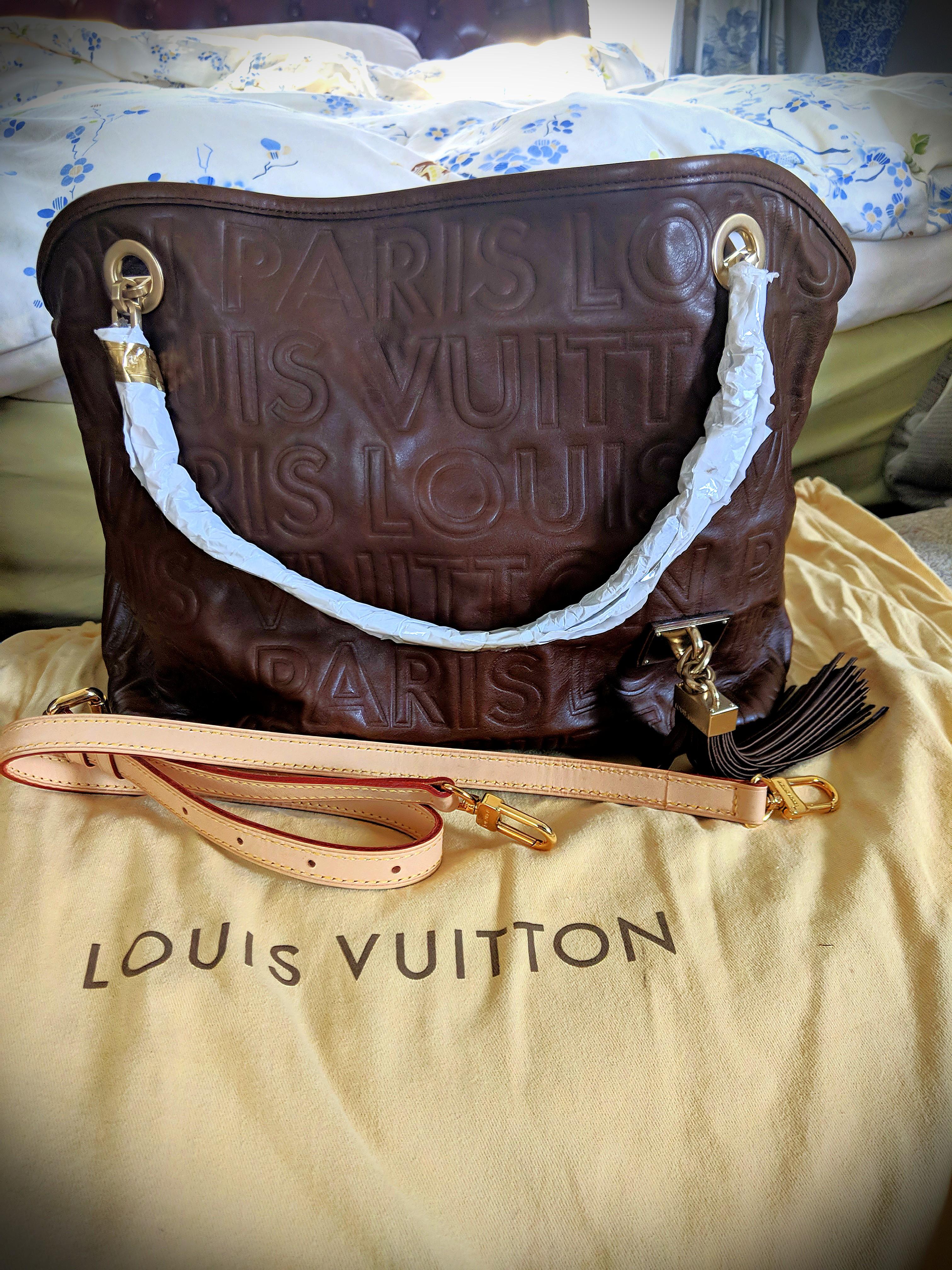 Louis Vuitton, a brown leather ' Paris Souple Whisper' handbag, Collection  Automne-Hiver 2008. - Bukowskis