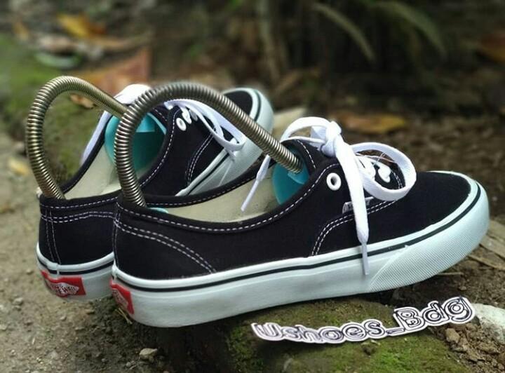 vans authentic black harga