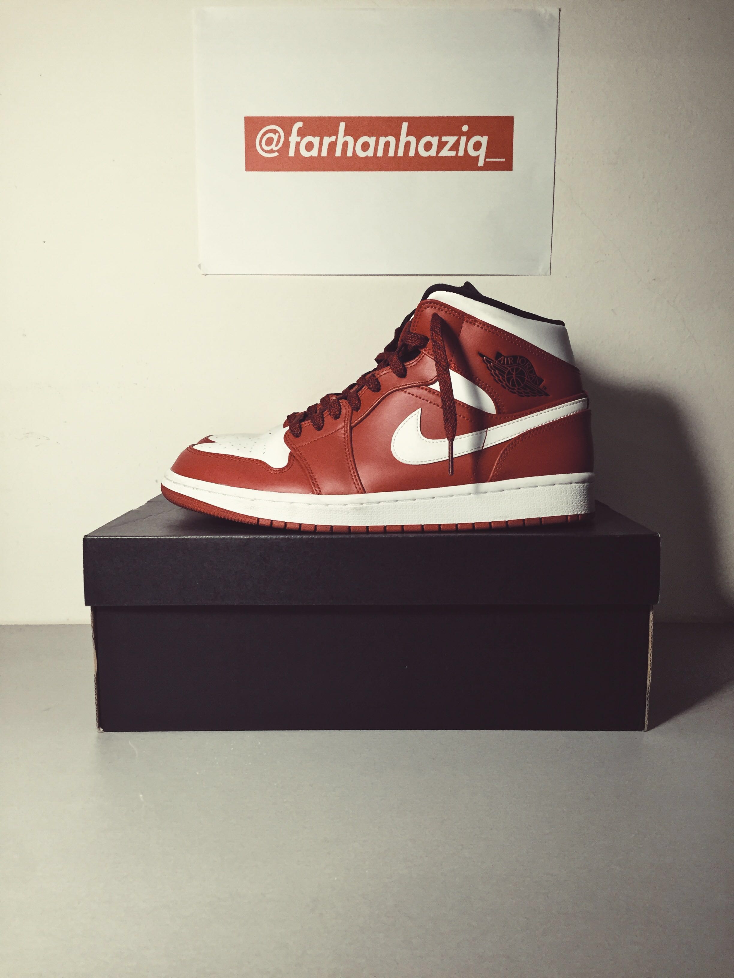 {keywor d} air jordan 1 mid chicago