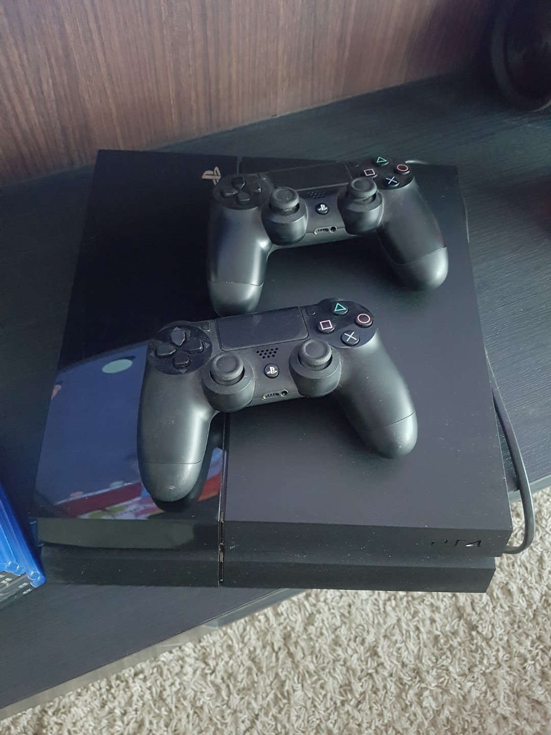 ps4 with 2 controllers and games