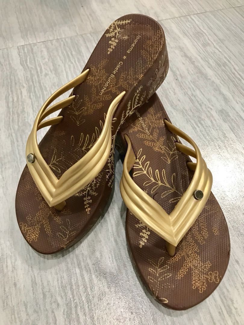 Sada Peave Grap 💯 Authentic Ipanema - Gisele Bundchen Wedge Toe Post Sandal, Women's  Fashion, Footwear, Slippers and slides on Carousell
