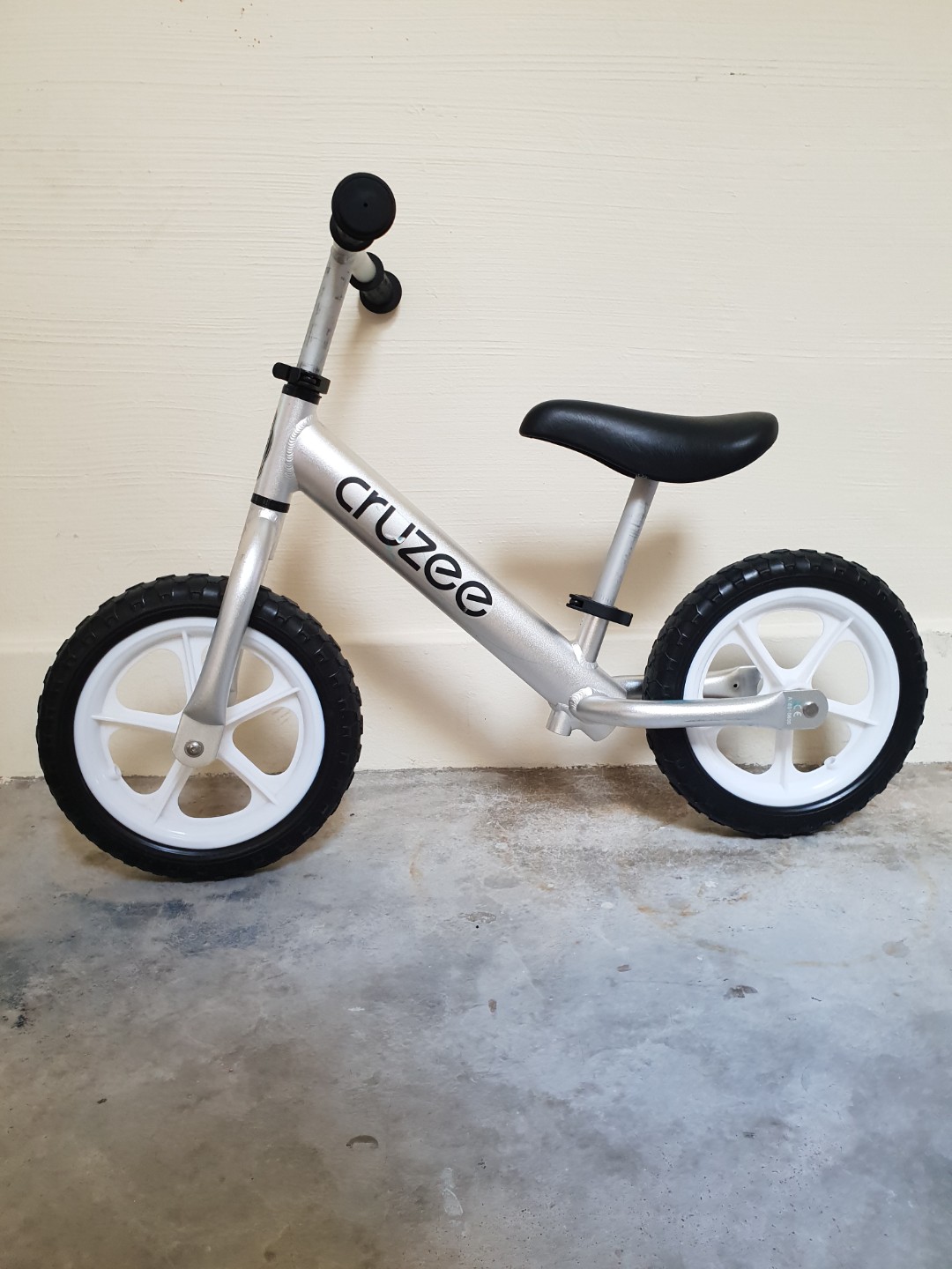 Cruzee Balance Bike, Babies & Kids, Infant Playtime on Carousell