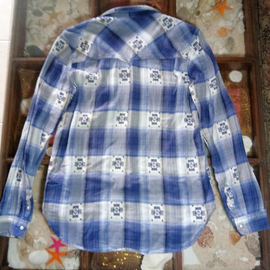 American Eagle Outfitters button down shirt (Category: Others Tops) located in Quezon City. Submitted by rainbowpride (Listing ID 192587933, Image 3). Description: American Eagle Outfitters Blue Plaid Button Down. This button down shirt is in boyfriend fit. Size small but fits medium built. 100% cotton. In good condition. Flaws: small hole at the back of the left sleeve. See last pic for reference.