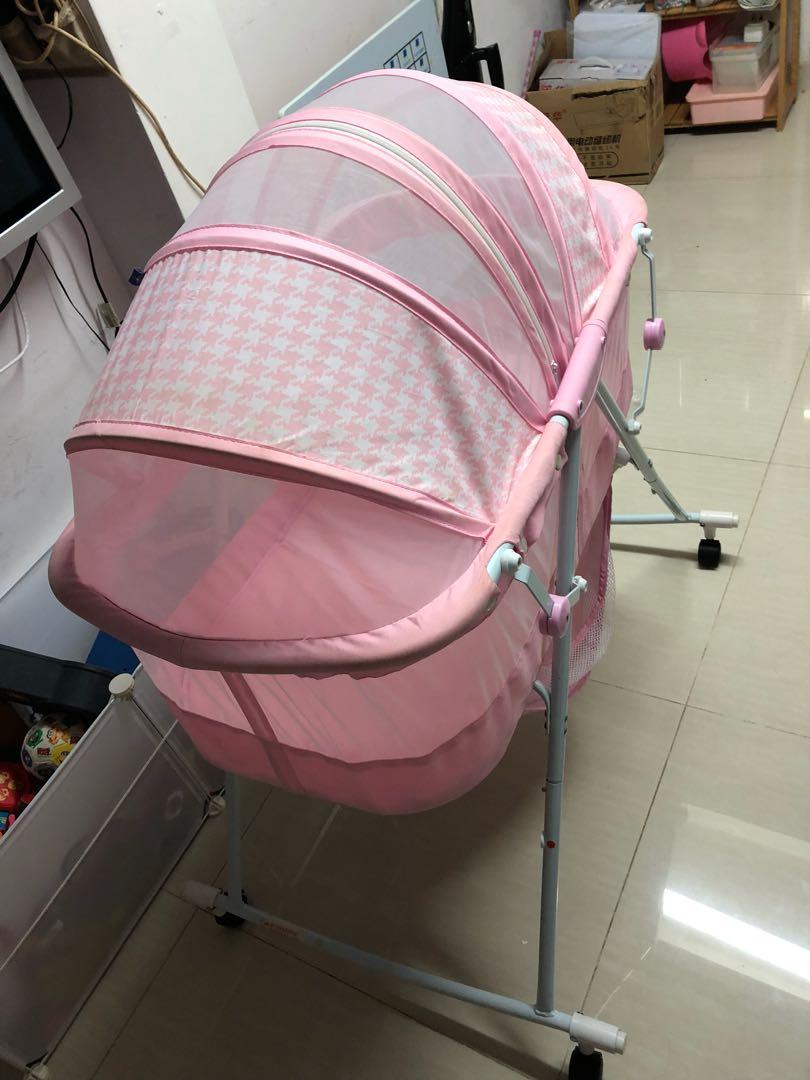 初生bb床 （分類：洗澡及換尿片 - 清潔用品）位於 Hong Kong。 由 ckybht 提交（商品編號 192536493，圖片 3）。簡介： 有蚊帳，有碌可推，可摺。