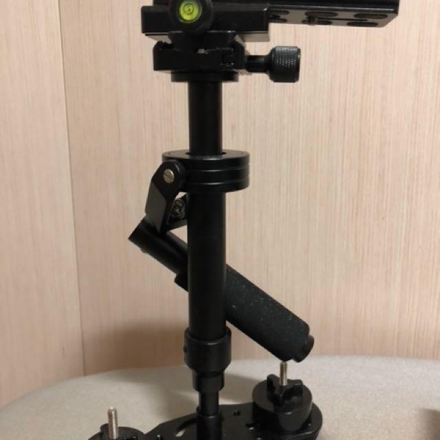 Camera Stabliser (Category: Cameras) located in Singapore. Submitted by lauwy77 (Listing ID 143957447, Image 1). Description: Never use before .