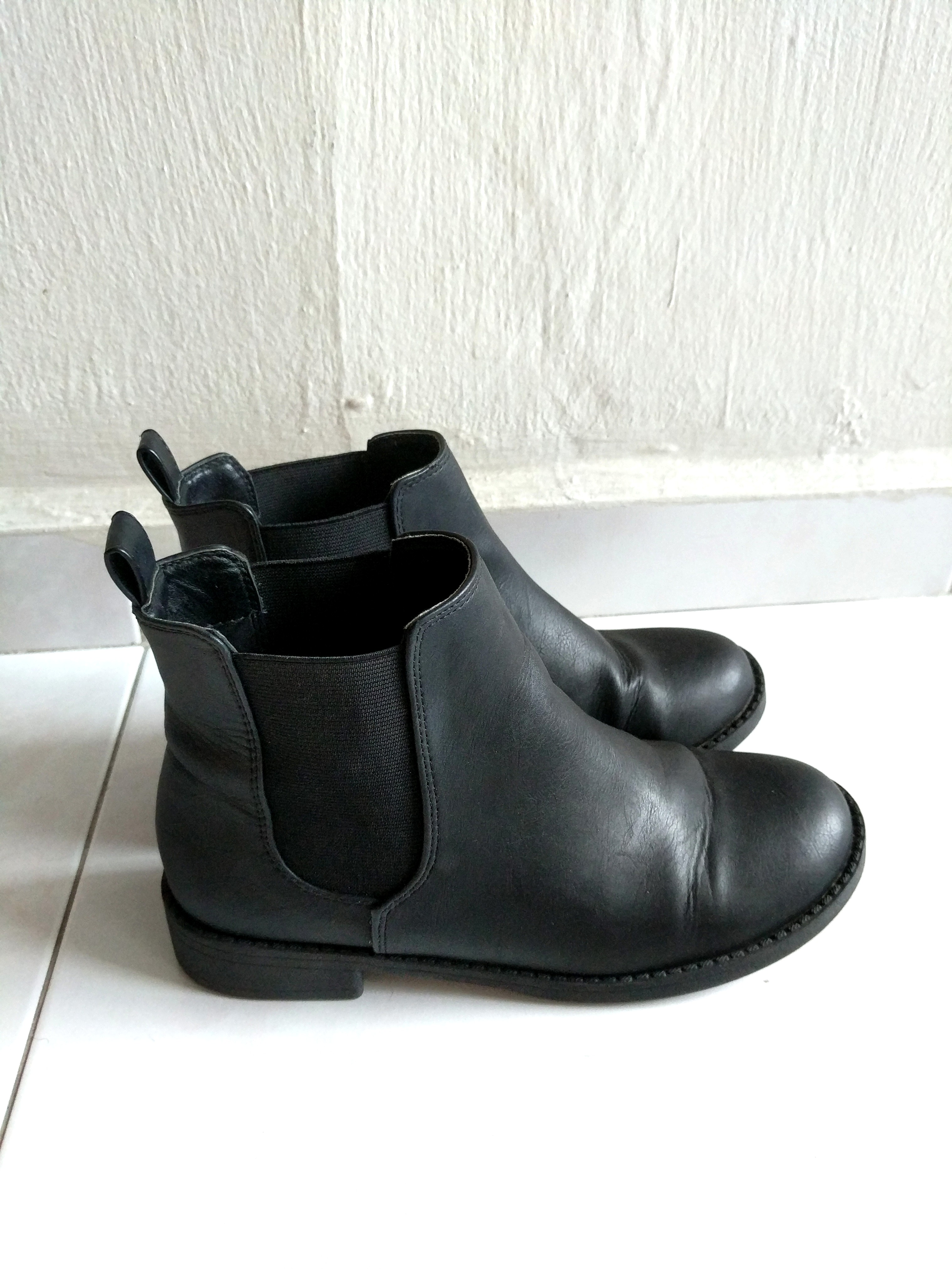 Divided chelsea boots online