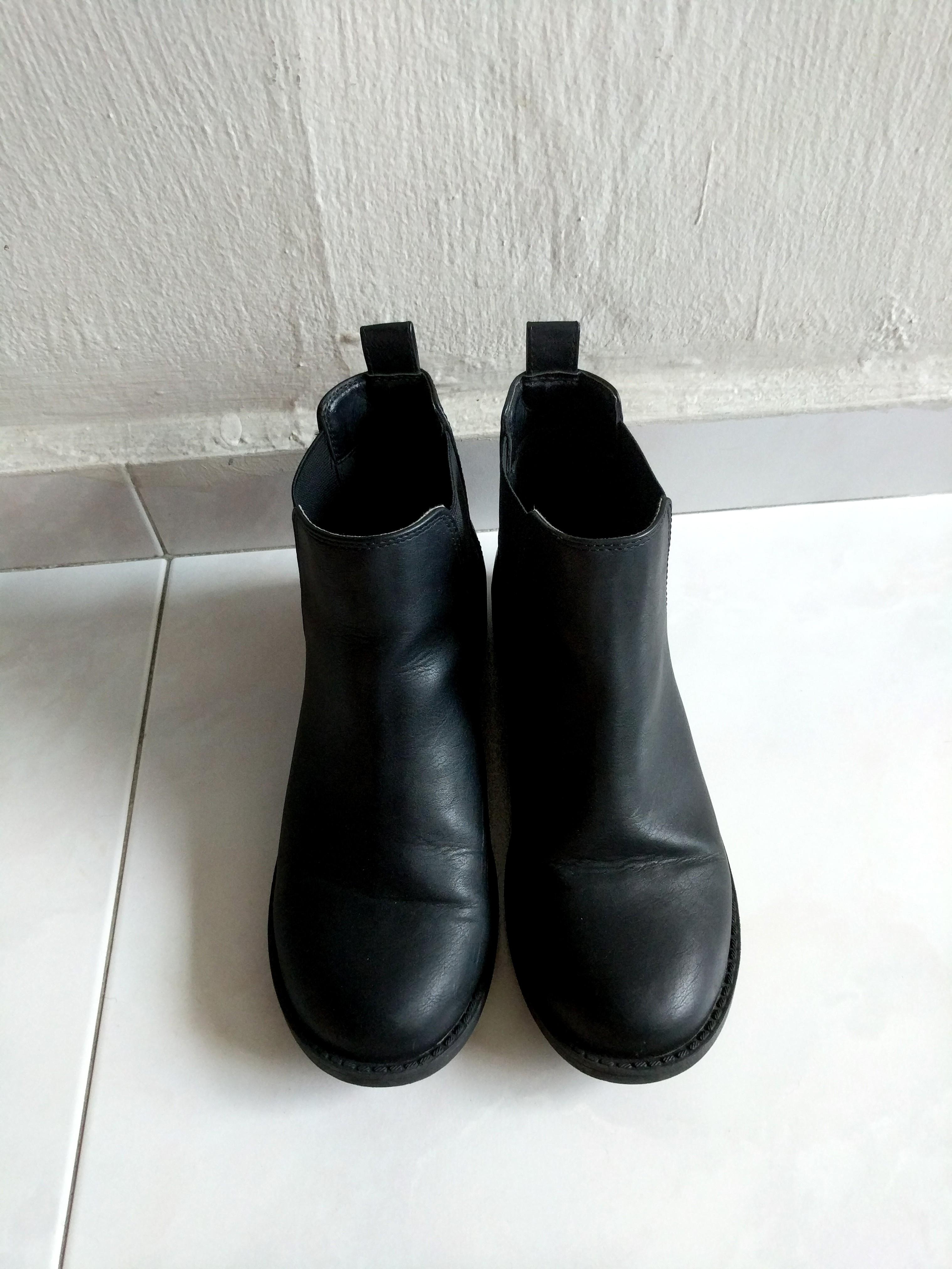 Divided chelsea boots top