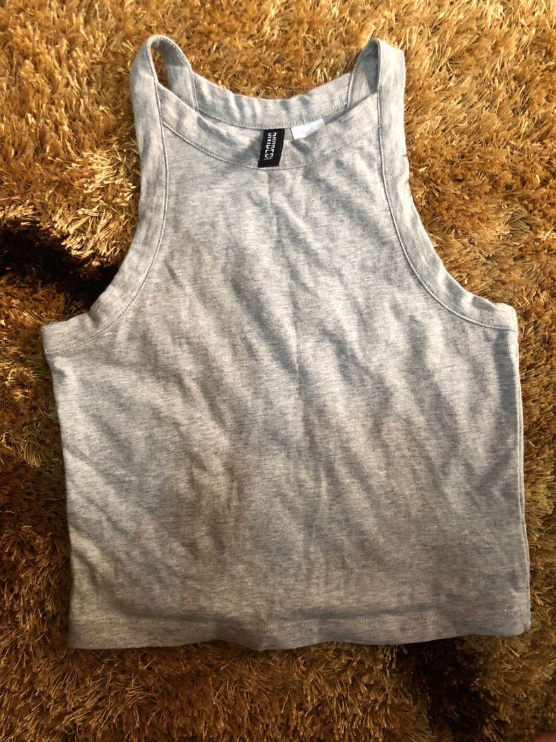 H&M fitted cropped top (Category: Sleeveless) located in Quezon City. Submitted by camdigs (Listing ID 192566182, Image 1). Description: .