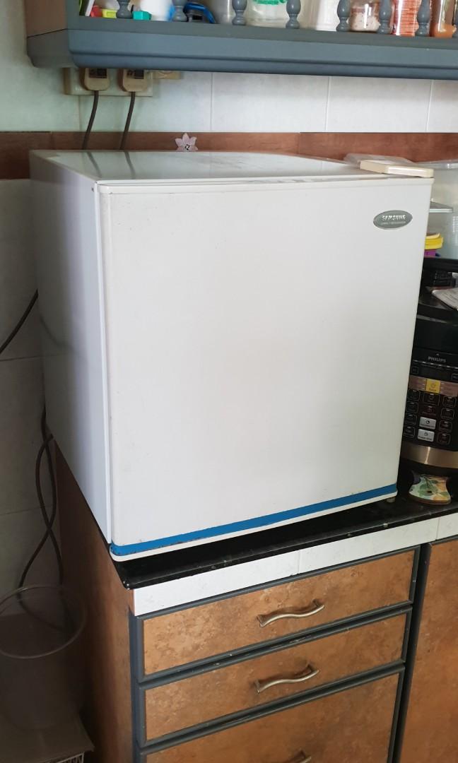 SAMSUNG mini fridge, TV & Home Appliances, Kitchen Appliances