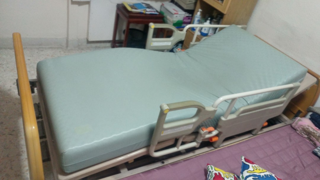 Used Hospital Bed 3 cranks, manual, Furniture & Home Living