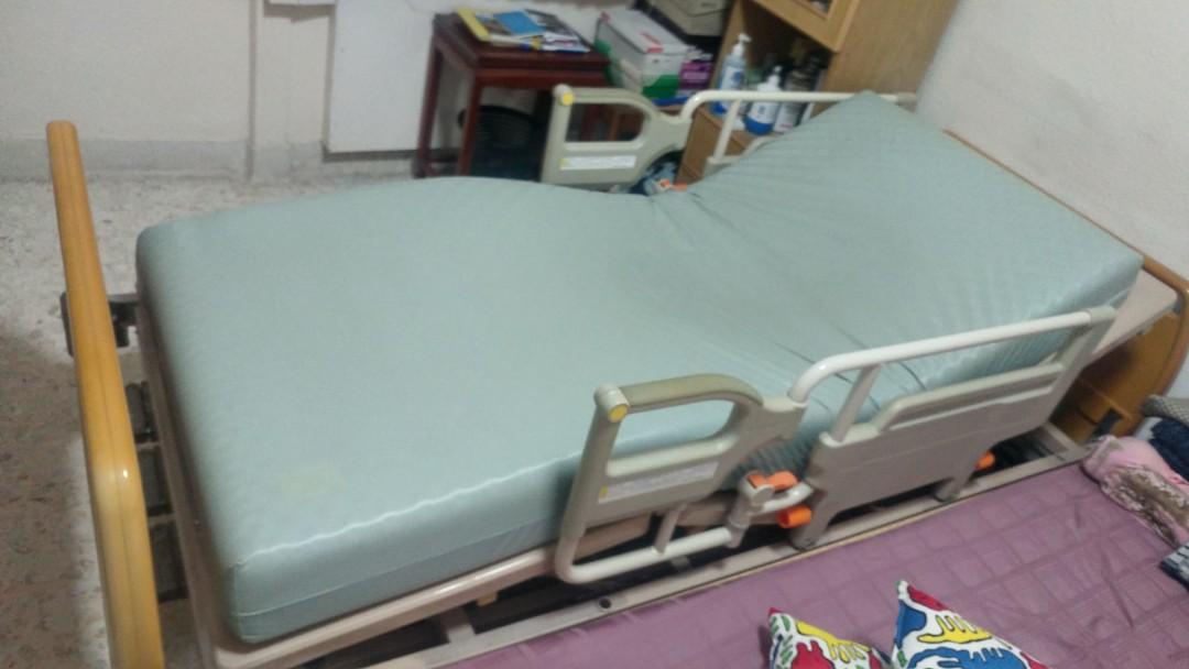 Used Hospital Bed 3 cranks, manual, Furniture & Home Living