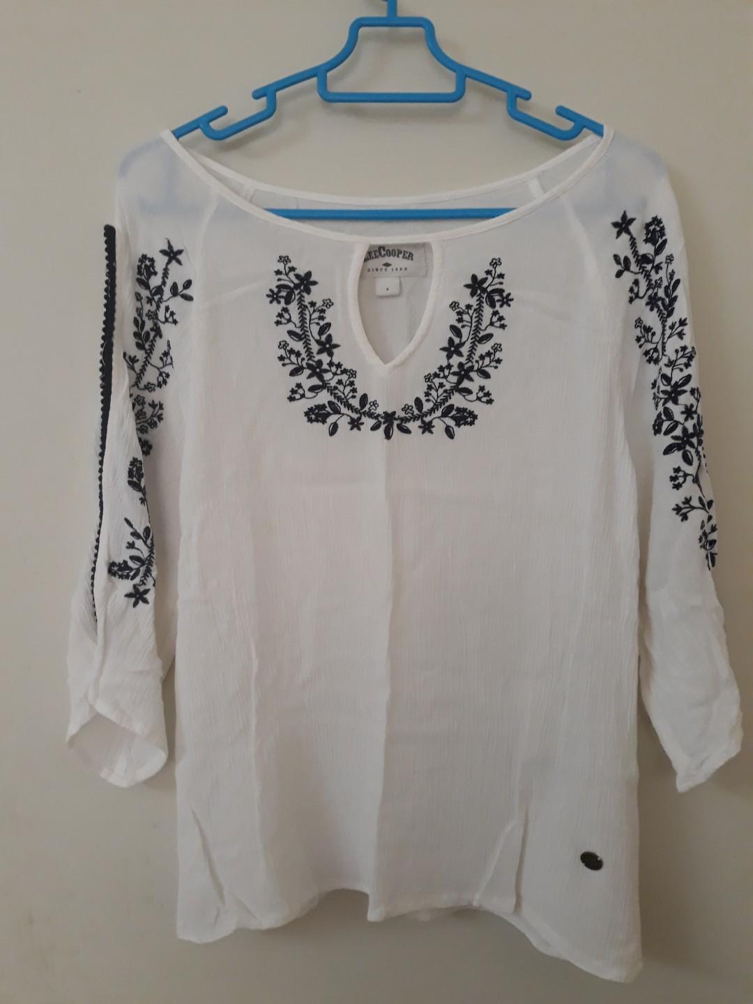 White Top (Category: Tops) located in Subang Jaya. Submitted by bellisyimo (Listing ID 192579480, Image 2). Description: Letting this item go since I want to have more space to my closet. It's a brand new item and I only wore it once. Selling it cheap cuz I want to quickly let it go 😊 P/S hit me up of u need more info about it.