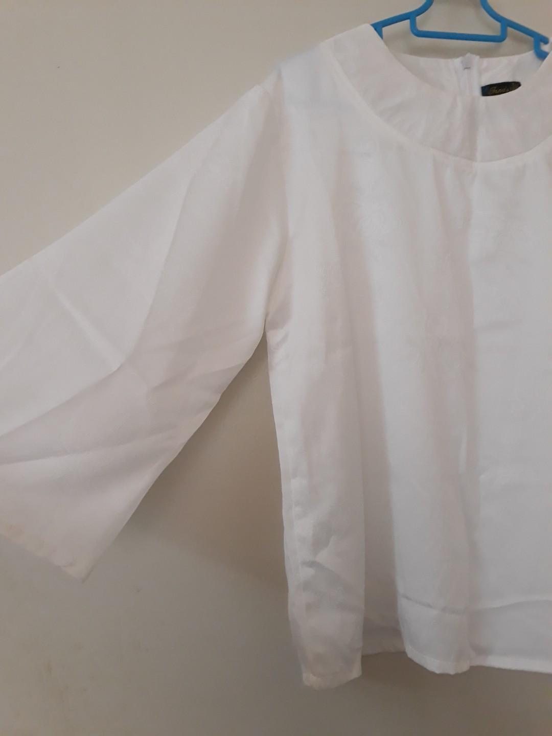 White Top (Category: Tops) located in Subang Jaya. Submitted by bellisyimo (Listing ID 192580962, Image 1). Description: Never wore it before. The material is almost linen-like and certainly keeps your body cool even under blazing sun.