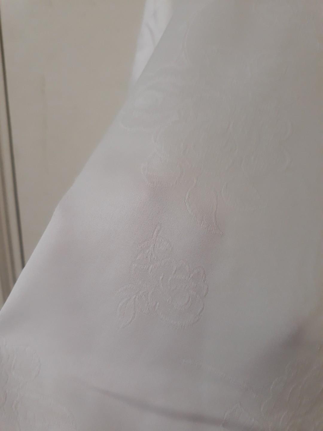 White Top (Category: Tops) located in Subang Jaya. Submitted by bellisyimo (Listing ID 192580962, Image 2). Description: Never wore it before. The material is almost linen-like and certainly keeps your body cool even under blazing sun.