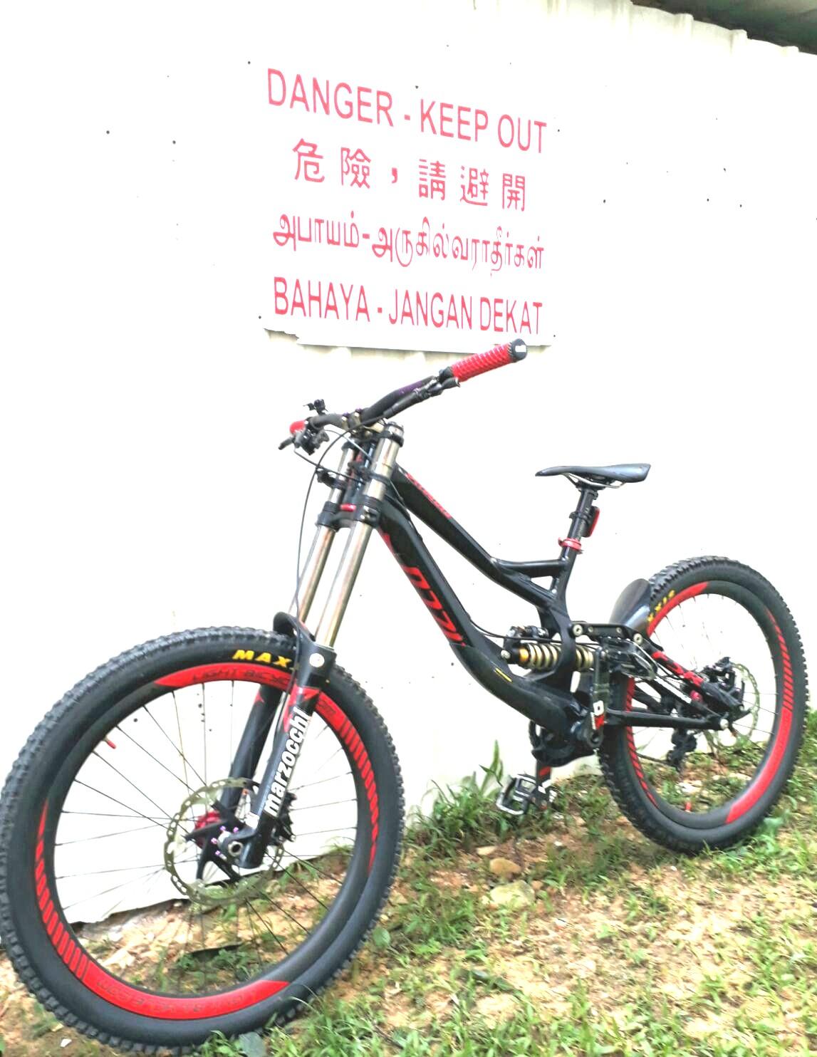 specialized demo downhill bike