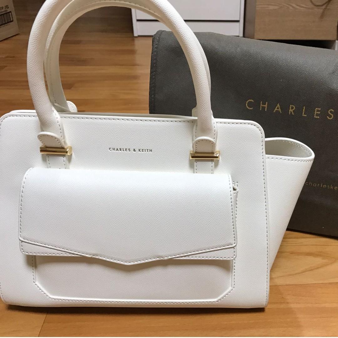  Tas Charles And Keith Warna Hitam 