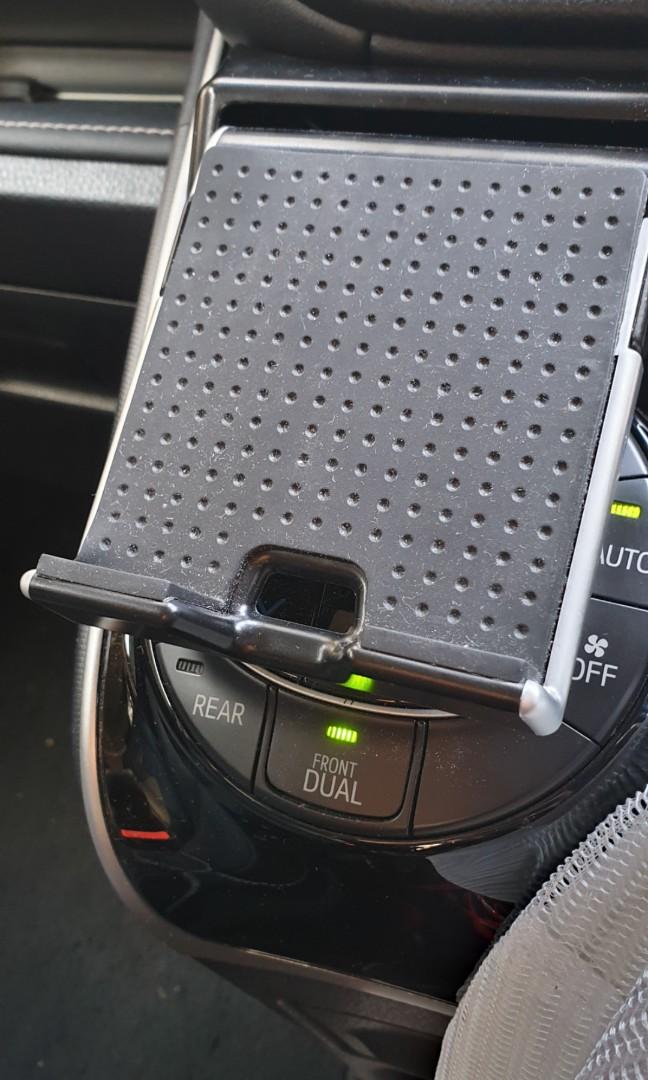 Toyota Esquire Noah Voxy phone holder, Car Accessories, Accessories on ...