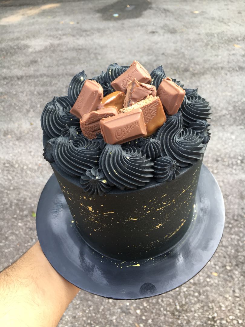 Black Birthday Cake Makanan Minuman Makanan Dibakar Di Carousell