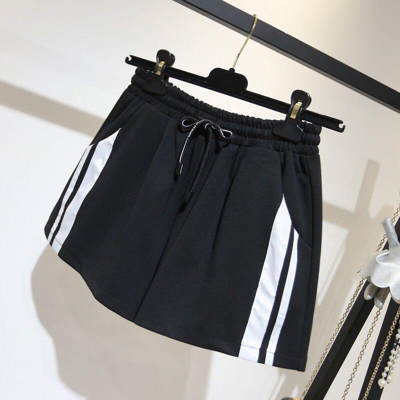 Jersey Outline Basic Short (Category: Other Bottoms) located in Singapore. Submitted by smolfinds (Listing ID 192992012, Image 2). Description: Brand new in package In stocks | tagged 4 (XL) Exact to the photo! (: No extra photos | measurement *please refer to chart* Usual $20 inclusive of postage $-2 off for any immediate payment .