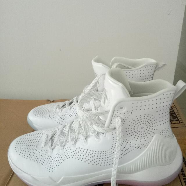 Dijual Cepat Sepatu Basket Lining Yushuai 11 Olah Raga Perlengkapan Olahraga Lainnya Di Carousell