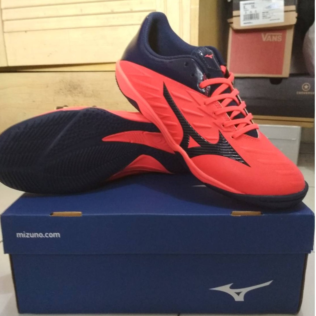 Sepatu Futsal Mizuno Rebula Sala Size 41 Olah Raga Baju Olahraga Di Carousell