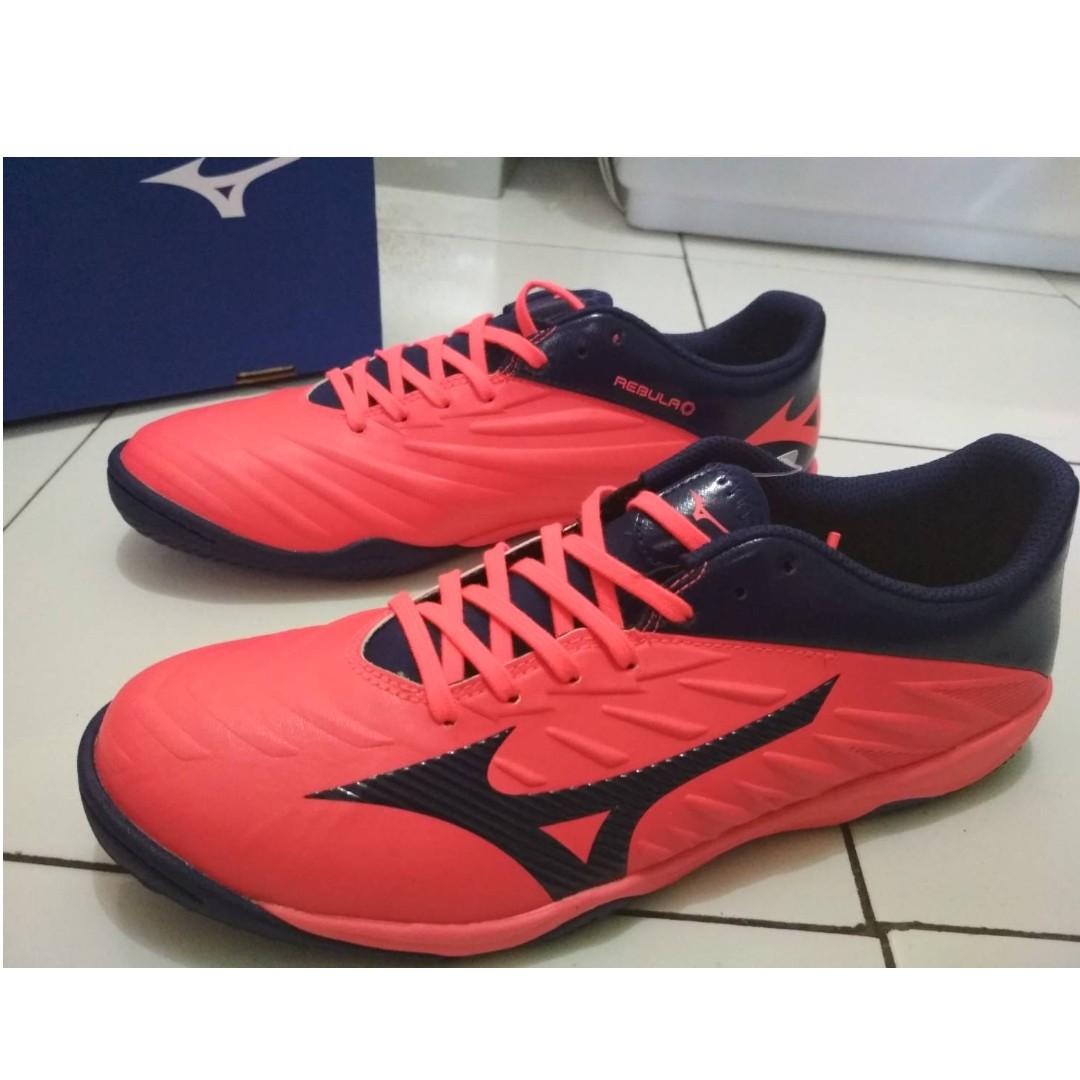 Sepatu Futsal Mizuno Rebula Sala Size 41 Olah Raga Baju Olahraga Di Carousell